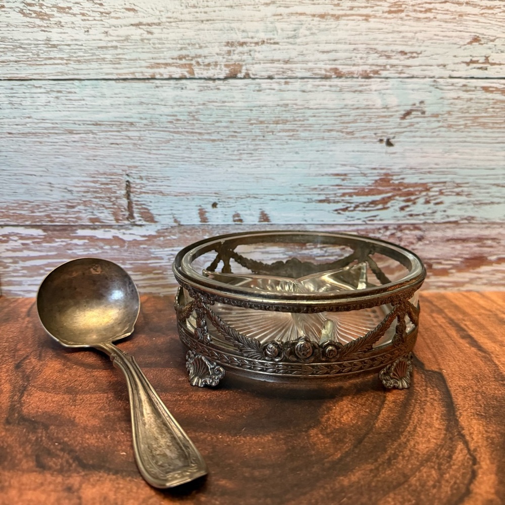 Vintage/antique Victorian silver plated serving dish w/glass insert & ladle